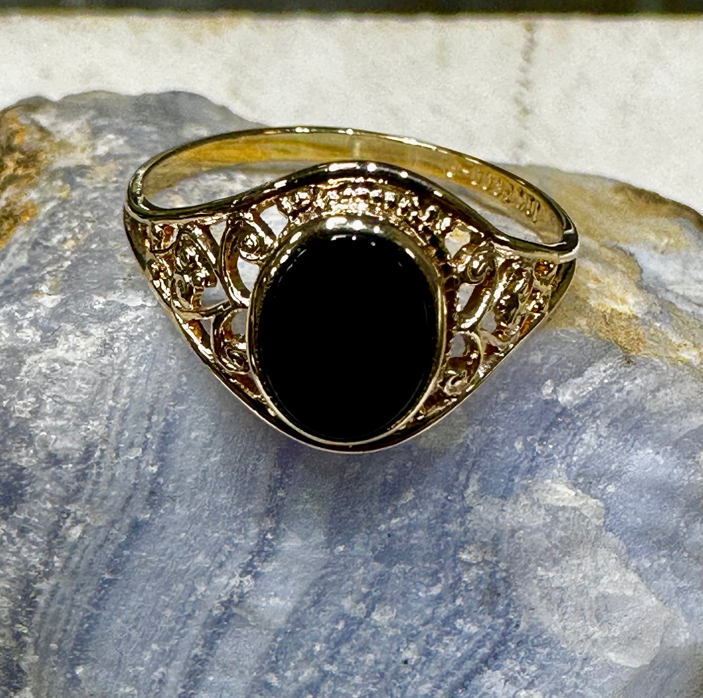 Vintage Mid Century 10K Yellow Gold Black Onyx Oval Ladies Ring Size 5 3/4 1.4 Grams of Gold