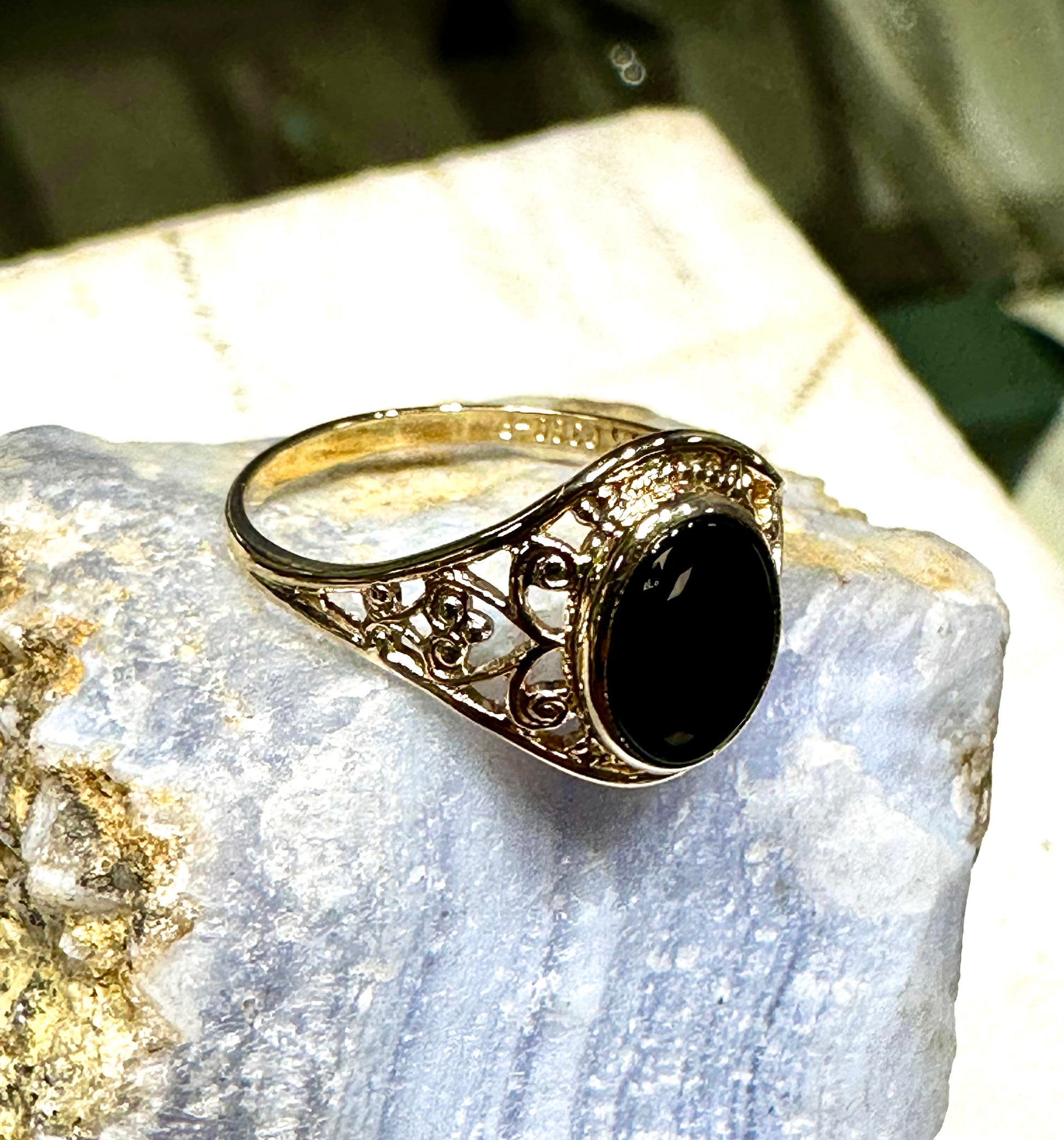 Vintage Mid Century 10K Yellow Gold Black Onyx Oval Ladies Ring Size 5 3/4 1.4 Grams of Gold