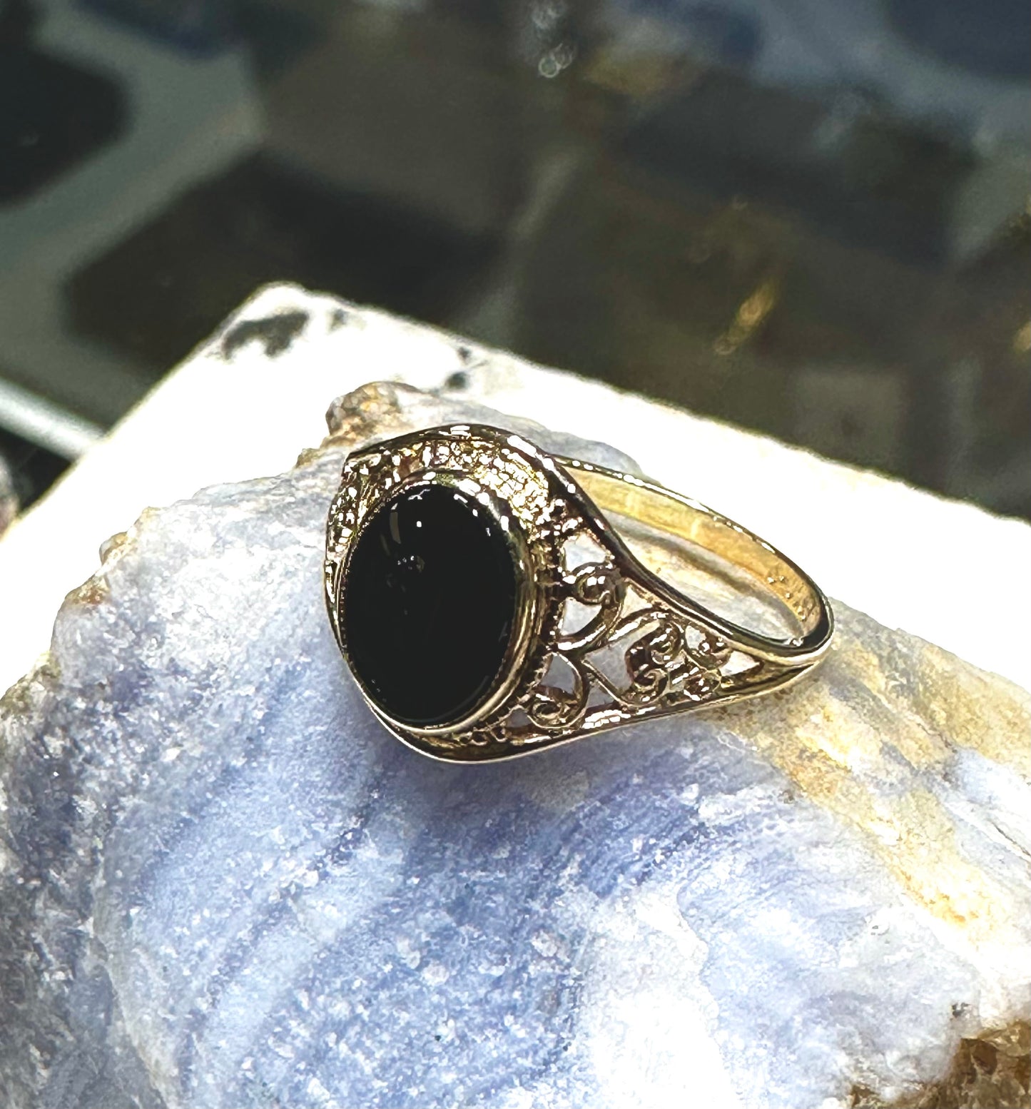 Vintage Mid Century 10K Yellow Gold Black Onyx Oval Ladies Ring Size 5 3/4 1.4 Grams of Gold