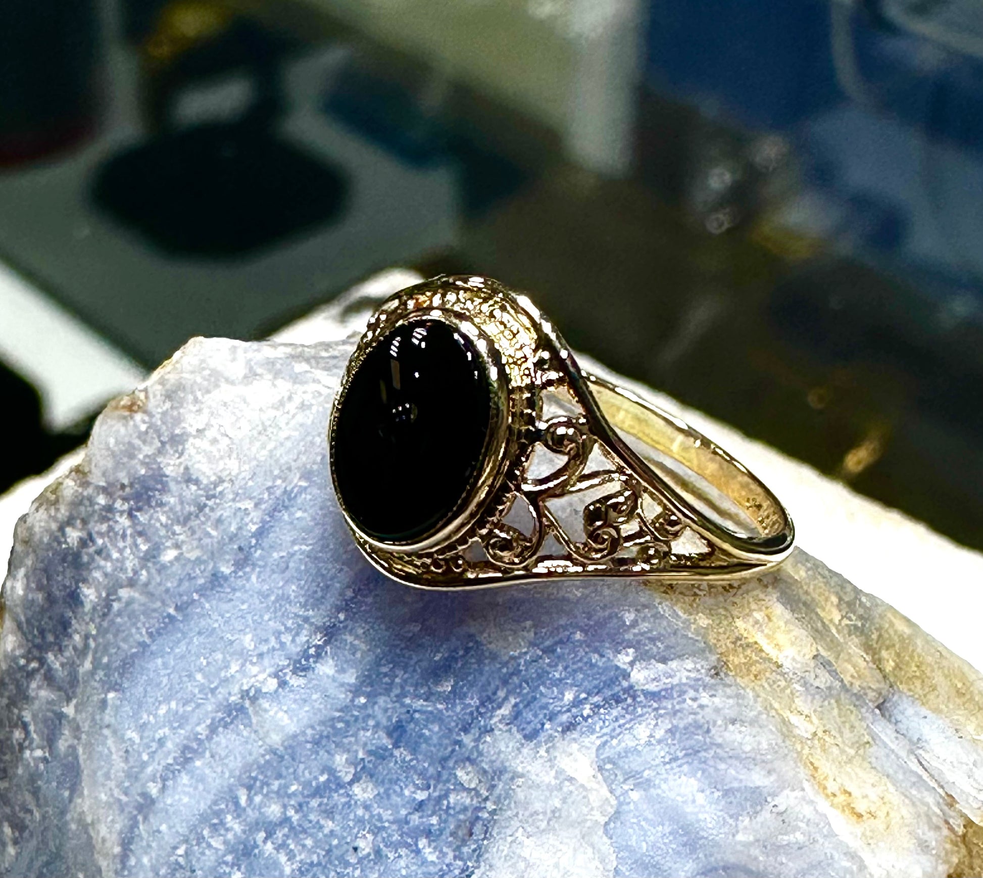 Vintage Mid Century 10K Yellow Gold Black Onyx Oval Ladies Ring Size 5 3/4 1.4 Grams of Gold