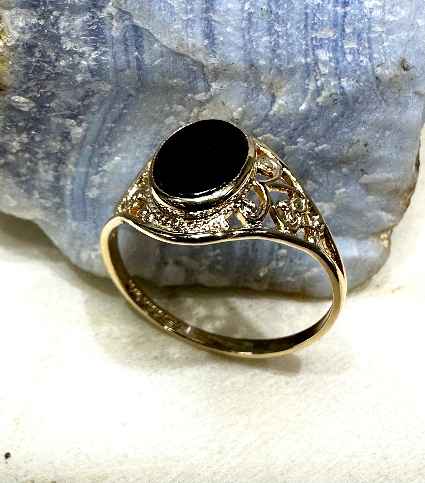 Vintage Mid Century 10K Yellow Gold Black Onyx Oval Ladies Ring Size 5 3/4 1.4 Grams of Gold