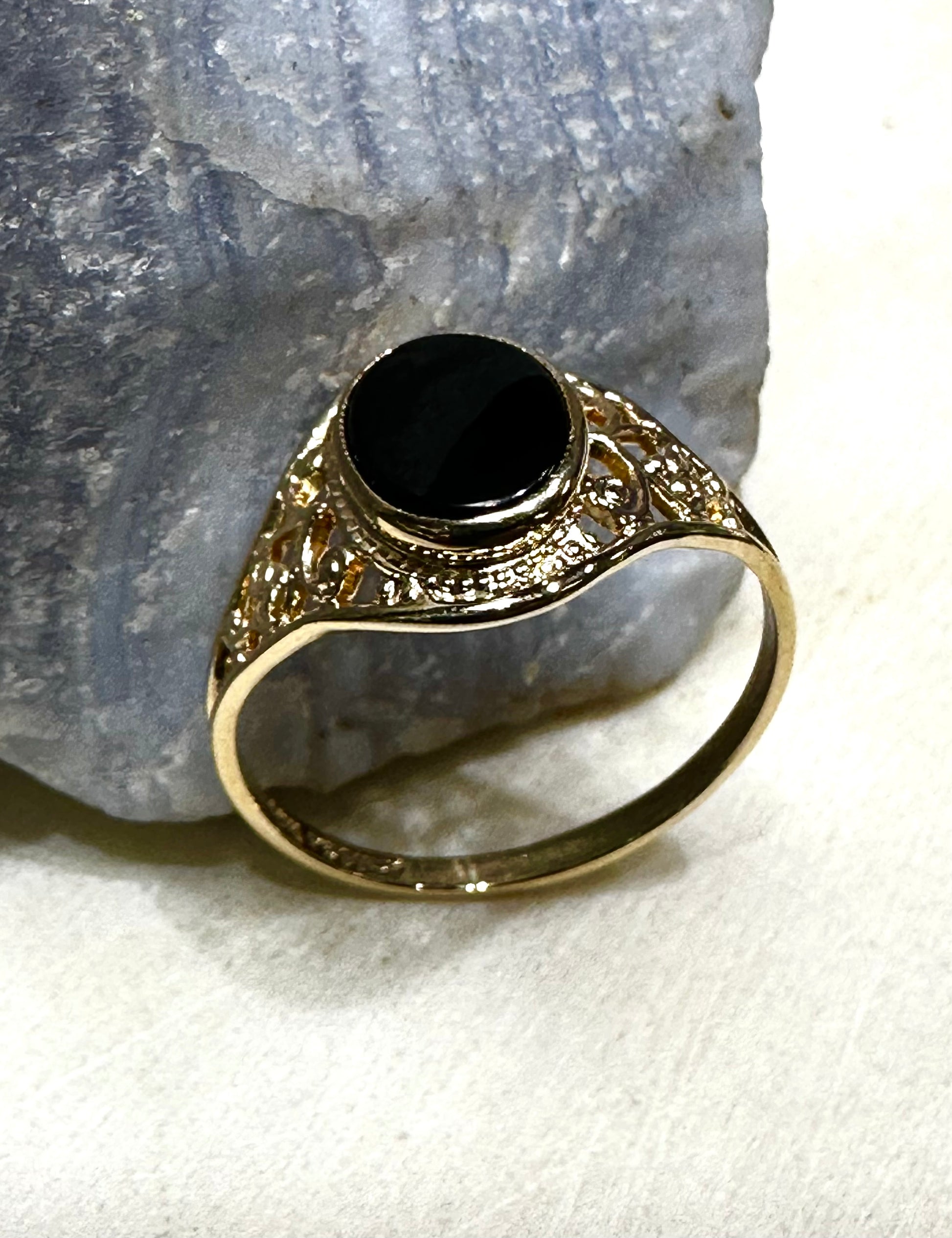 Vintage Mid Century 10K Yellow Gold Black Onyx Oval Ladies Ring Size 5 3/4 1.4 Grams of Gold