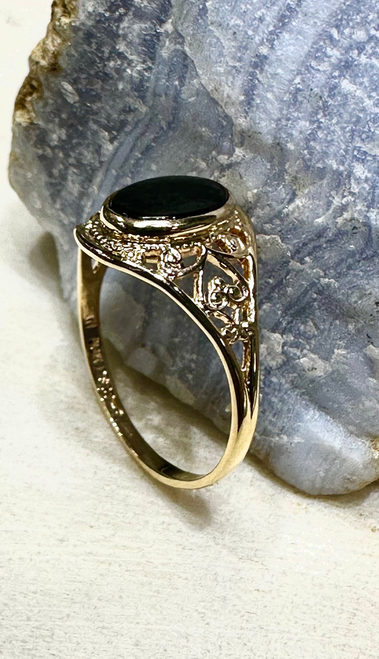 Vintage Mid Century 10K Yellow Gold Black Onyx Oval Ladies Ring Size 5 3/4 1.4 Grams of Gold